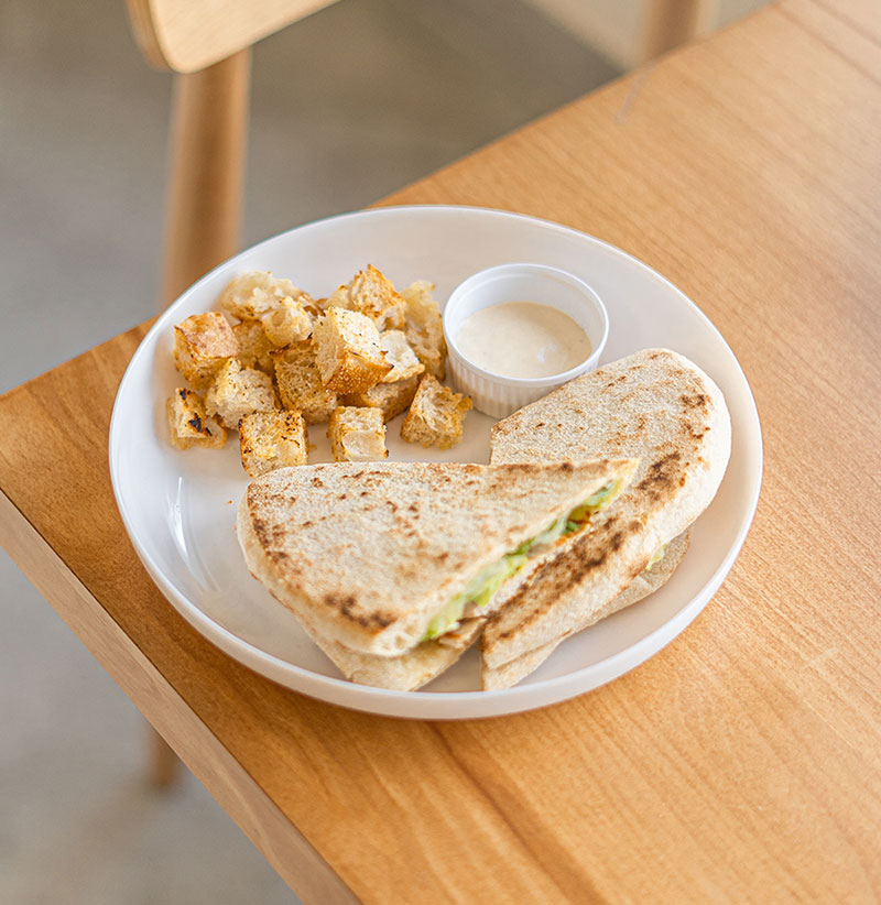 ساندویچ سزار با مرغ گریل