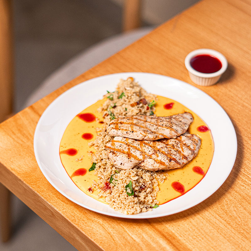 بشقاب مرغ و سالاد کینوا