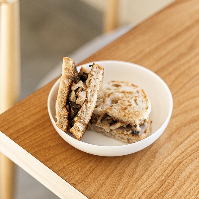 ساندویچ مرغ با سس رنچ