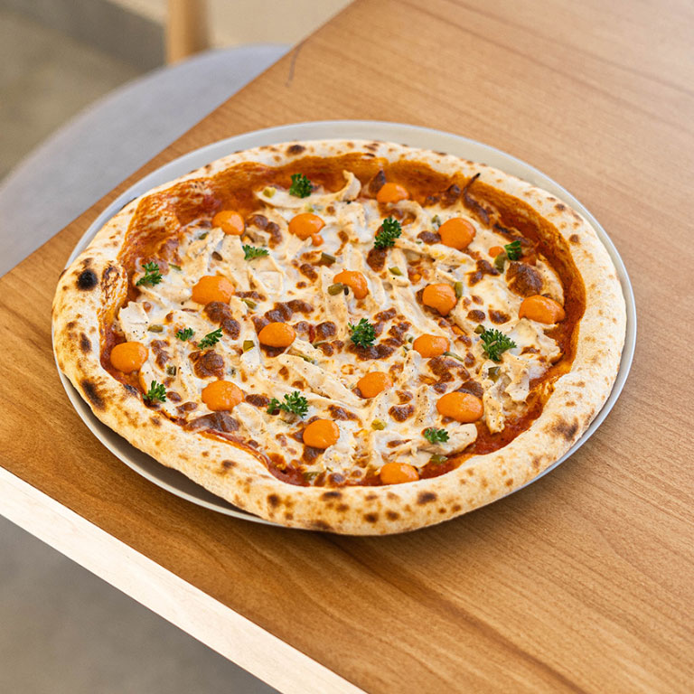 پیتزا مرغ و هالوپینو