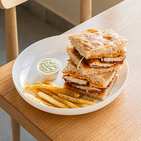 ساندویچ اشنیتزل مرغ و هالوپینو